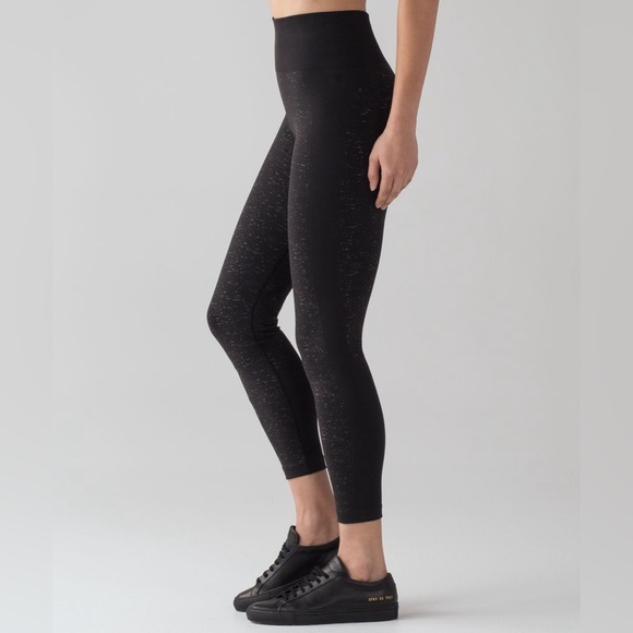 Lululemon Free To Flow 7/8 Tight Black / White (Size 6) - Picture 3 of 12